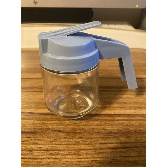 VINTAGE GEMCO SMALL CLEAR GLASS SYRUP DISPENSER WITH WHITE BLUE HANDLE/LID - Picture 2 of 6